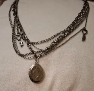 Corrente com pingente porta-retrato e chaves