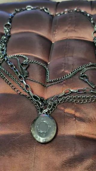 Corrente com pingente porta-retrato e chaves