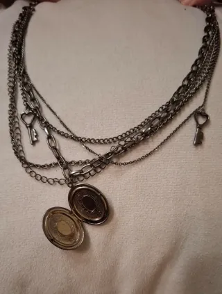 Corrente com pingente porta-retrato e chaves