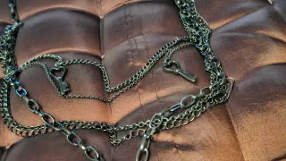 Corrente com pingente porta-retrato e chaves