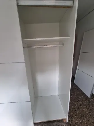 Armario blanco con puertas correderas
