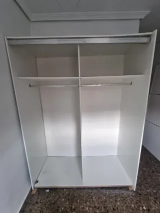 Armario blanco con puertas correderas