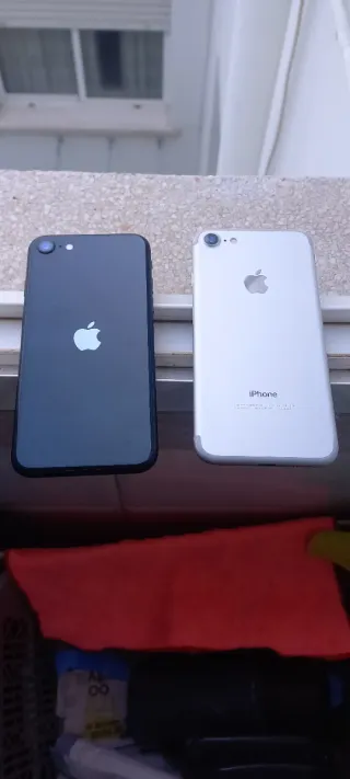 2 iPhones: SE 3ª Gen 128GB y 7 32GB