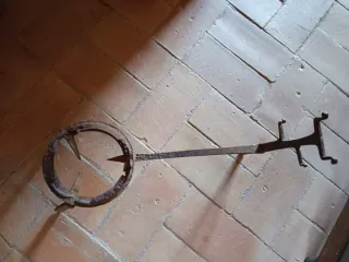 Mesa auxiliar antigua de madera oscura