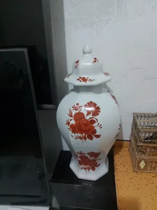 Jarrón de cerámica blanco con flores rojas