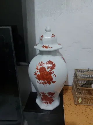 Jarrón de cerámica blanco con flores rojas