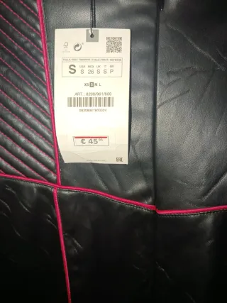 Vestido polipiel negro con detalles fucsia