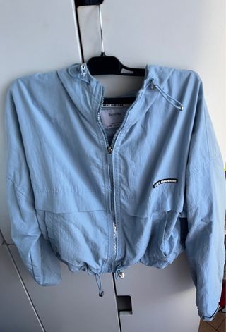 Chaqueta cortavientos Bershka azul talla S