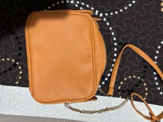 Bolso mostaza acolchado con cadena