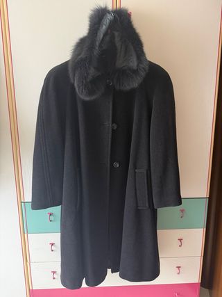 Cappotto nero con collo in pelliccia