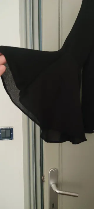 Camicia nera maniche svasate