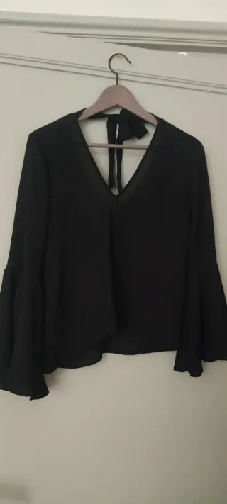 Camicia nera maniche svasate