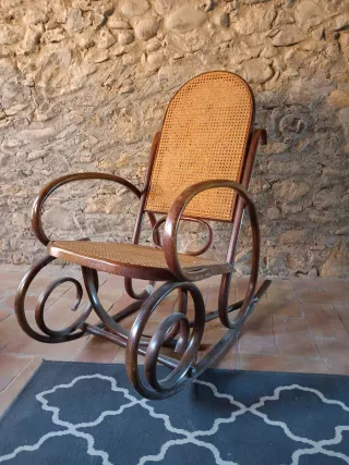 Sillón antiguo madera y ratán hecho a mano