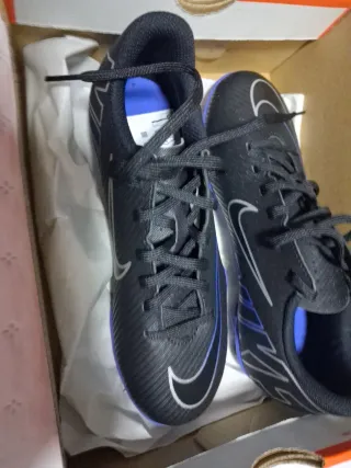 Zapatos de fútbol Nike negros y morados