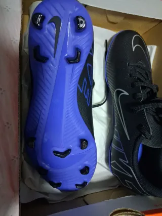 Zapatos de fútbol Nike negros y morados