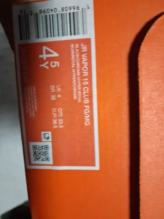 Zapatos de fútbol Nike negros y morados