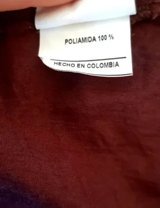 Blusa de vestir con pedrería de la marca Studio F.