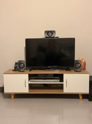 Mueble TV madera y blanco