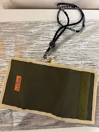 Portafoglio Rizla verde e beige con laccetto