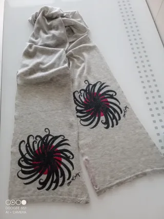 Bufanda Miss Sixty Gris con Diseño Floral Negro