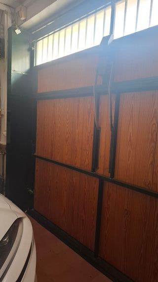 Puerta de garaje automática madera