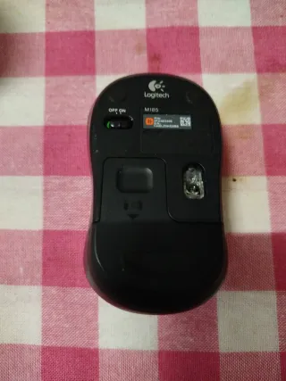 Ratón de ordenador negro y rojo