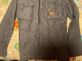 Chaqueta Quiksilver estilo parka verde oliva