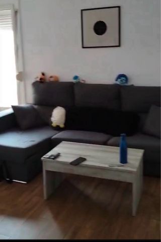 Sofá modular gris con chaiselongue