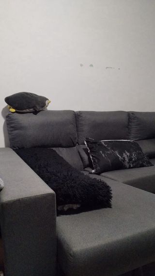 Sofá modular gris con chaiselongue