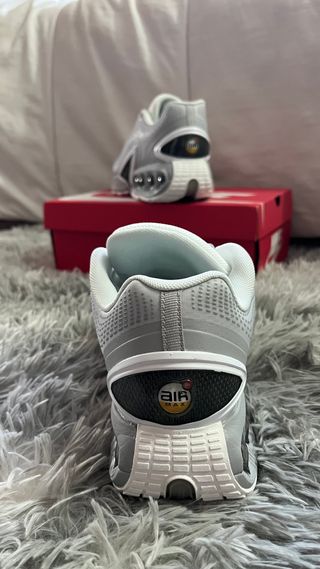 Nike Air Max Dn Gris y Blanco