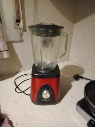 Batidora roja y negra