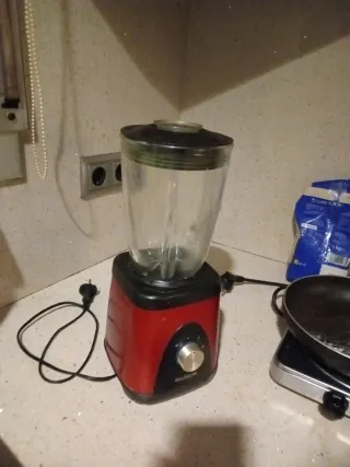 Batidora roja y negra