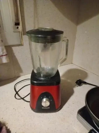 Batidora roja y negra