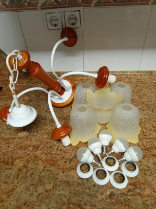 Lámpara de techo naranja y amarilla