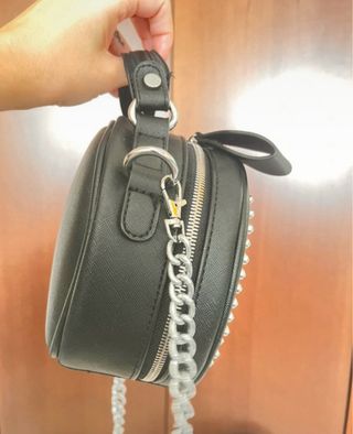 Borsa tonda nera con borchie