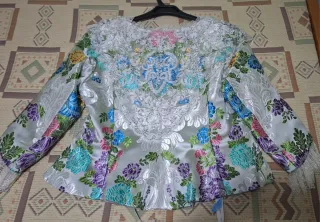 Traje de fallera adulta con aderezo y peinetas