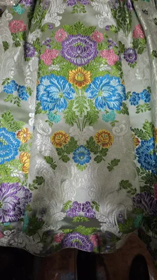 Traje de fallera adulta con aderezo y peinetas