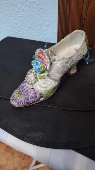 Traje de fallera adulta con aderezo y peinetas