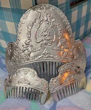 Traje de fallera adulta con aderezo y peinetas