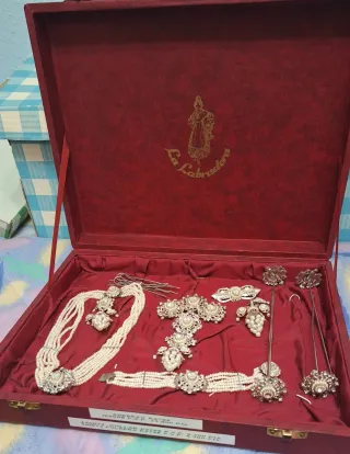 Traje de fallera adulta con aderezo y peinetas