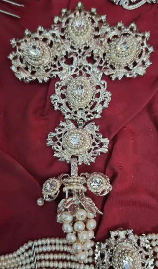 Traje de fallera adulta con aderezo y peinetas