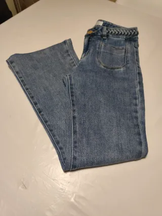 Pantalón tejano acampanado