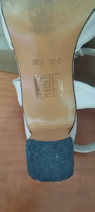 Zapatos de tacón blancos