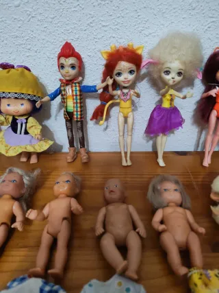 Lote de muñecas y accesorios