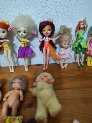 Lote de muñecas y accesorios