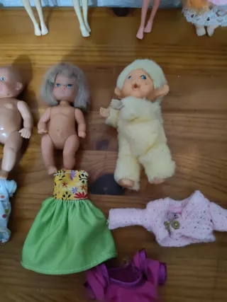 Lote de muñecas y accesorios