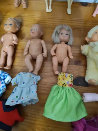 Lote de muñecas y accesorios