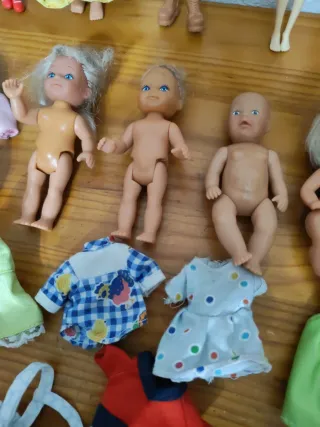 Lote de muñecas y accesorios