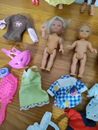 Lote de muñecas y accesorios