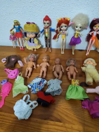 Lote de muñecas y accesorios